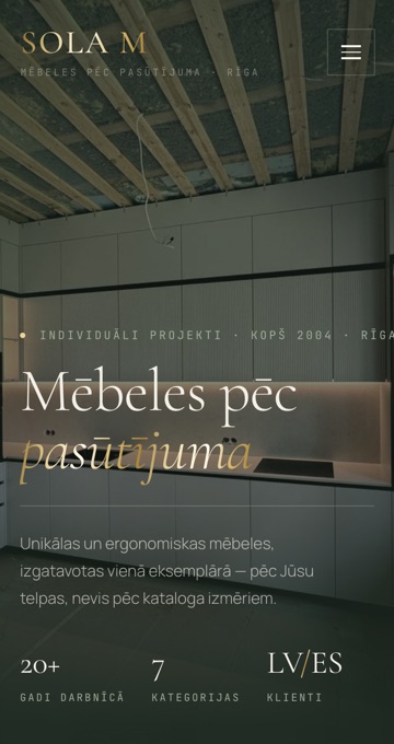 Sola M mājaslapa telefonā ar portfolio, kas filtrēts pēc telpas